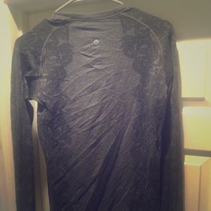Women’s lululemon longsleeve size medium.